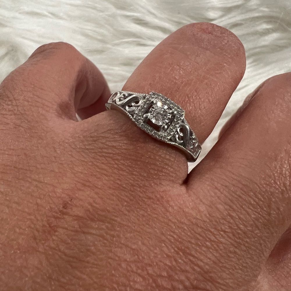 1/10th carat sterling silver Jane Seymour ring
